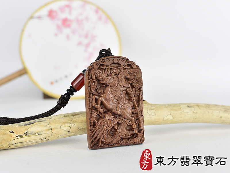 紅木關公項鍊吊墜(關聖帝君:關公牌紅木關公吊墜、紅木玉關公項鍊)。關公,KG771。客製化訂做各種翡翠關公吊墜玉珮項鍊。★附A貨翡翠雙證書 2.jpg