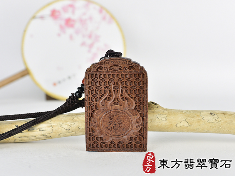 紅木關公項鍊吊墜(關聖帝君:關公牌紅木關公吊墜、紅木玉關公項鍊)。關公,KG771。客製化訂做各種翡翠關公吊墜玉珮項鍊。★附A貨翡翠雙證書 3.jpg