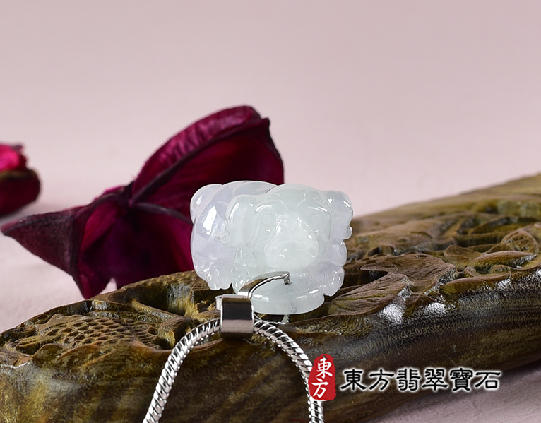 翡翠狗項鍊玉珮(狗來富貴:狗牌A貨翡翠狗玉珮、緬甸玉狗玉墜、狗十二生肖項鍊)。淡綠色糯種狗,DO067。客製化訂做各種翡翠狗吊墜玉珮項鍊。★附A貨翡翠雙證書 0.jpg