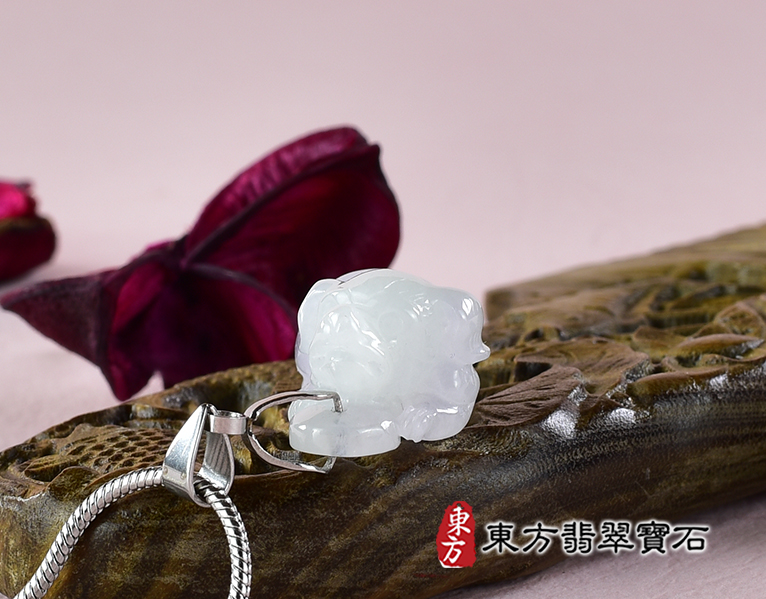 翡翠狗項鍊玉珮(狗來富貴:狗牌A貨翡翠狗玉珮、緬甸玉狗玉墜、狗十二生肖項鍊)。淡綠色糯種狗,DO067。客製化訂做各種翡翠狗吊墜玉珮項鍊。★附A貨翡翠雙證書 1.jpg
