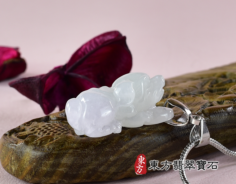 翡翠狗項鍊玉珮(狗來富貴:狗牌A貨翡翠狗玉珮、緬甸玉狗玉墜、狗十二生肖項鍊)。淡綠色糯種狗,DO067。客製化訂做各種翡翠狗吊墜玉珮項鍊。★附A貨翡翠雙證書 3.jpg