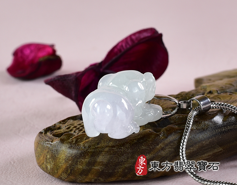 翡翠狗項鍊玉珮(狗來富貴:狗牌A貨翡翠狗玉珮、緬甸玉狗玉墜、狗十二生肖項鍊)。淡綠色糯種狗,DO067。客製化訂做各種翡翠狗吊墜玉珮項鍊。★附A貨翡翠雙證書 4.jpg