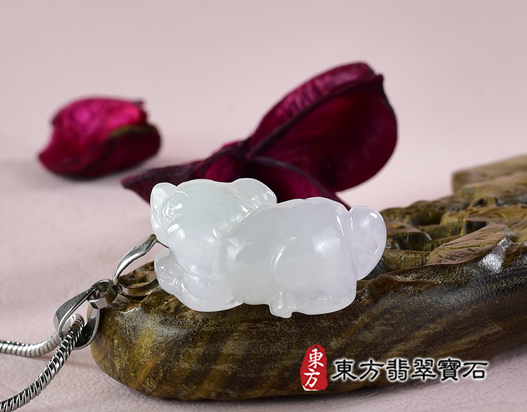 翡翠狗項鍊玉珮(狗來富貴:狗牌A貨翡翠狗玉珮、緬甸玉狗玉墜、狗十二生肖項鍊)。淡綠色糯種狗,DO067。客製化訂做各種翡翠狗吊墜玉珮項鍊。★附A貨翡翠雙證書 6.jpg