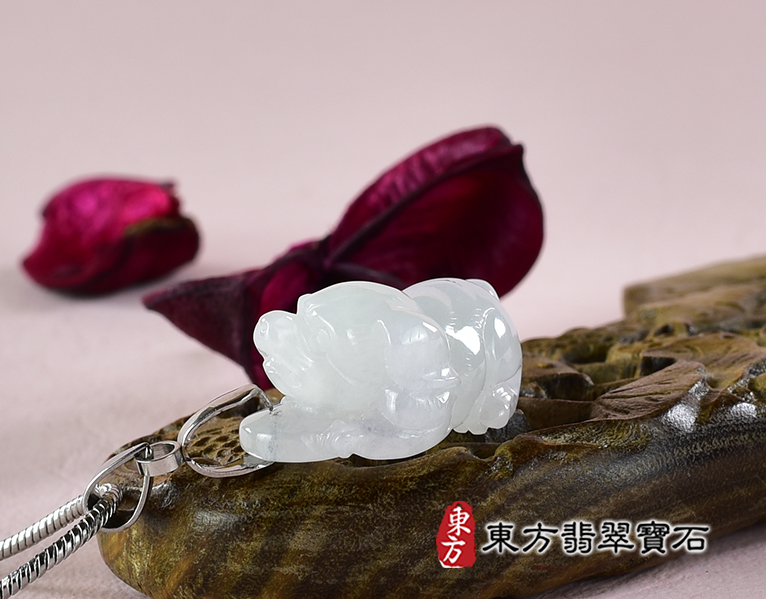 翡翠狗項鍊玉珮(狗來富貴:狗牌A貨翡翠狗玉珮、緬甸玉狗玉墜、狗十二生肖項鍊)。淡綠色糯種狗,DO067。客製化訂做各種翡翠狗吊墜玉珮項鍊。★附A貨翡翠雙證書 7.jpg