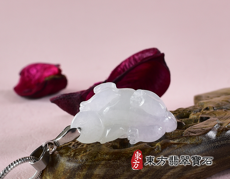 翡翠狗項鍊玉珮(狗來富貴:狗牌A貨翡翠狗玉珮、緬甸玉狗玉墜、狗十二生肖項鍊)。淡綠色糯種狗,DO067。客製化訂做各種翡翠狗吊墜玉珮項鍊。★附A貨翡翠雙證書 8.jpg