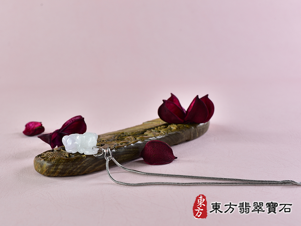 翡翠狗項鍊玉珮(狗來富貴:狗牌A貨翡翠狗玉珮、緬甸玉狗玉墜、狗十二生肖項鍊)。淡綠色糯種狗,DO067。客製化訂做各種翡翠狗吊墜玉珮項鍊。★附A貨翡翠雙證書 9.jpg