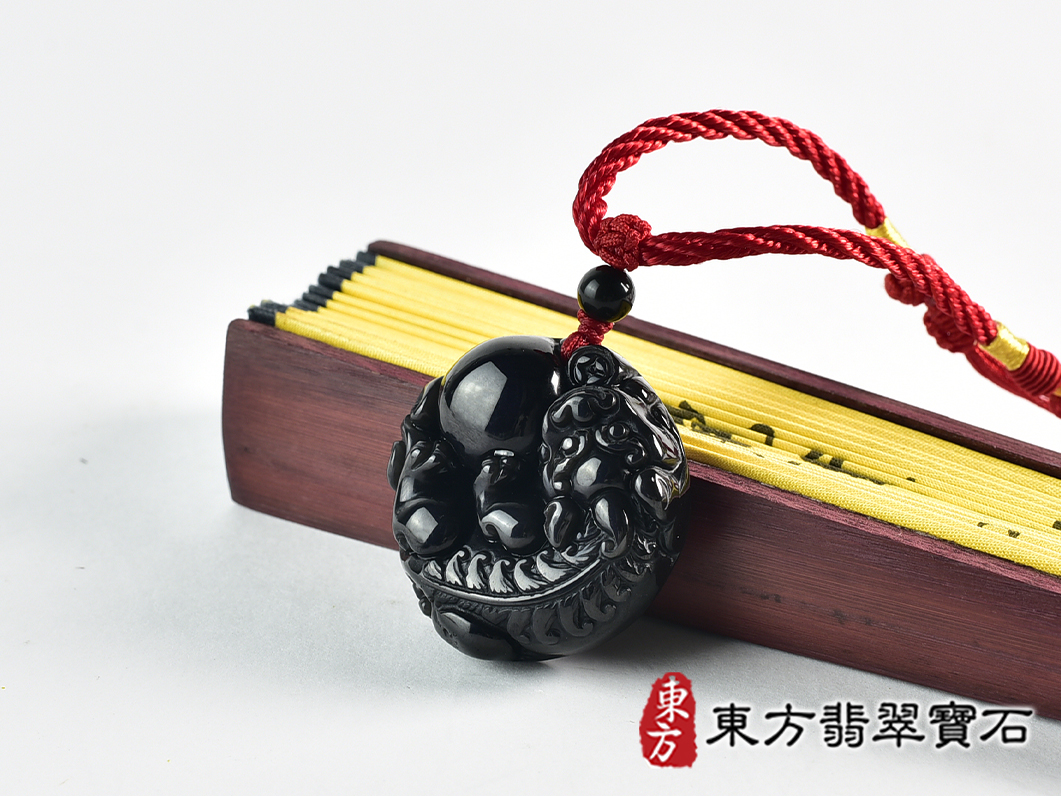 黑曜石貔貅項鍊玉珮(招財貔貅:貔貅牌黑曜石貔貅玉珮、黑曜石貔貅玉墜)。黑曜石貔貅,PF846。客製化訂做各種黑曜石貔貅吊墜玉珮項鍊。★東方翡翠寶石保證卡 2.jpg