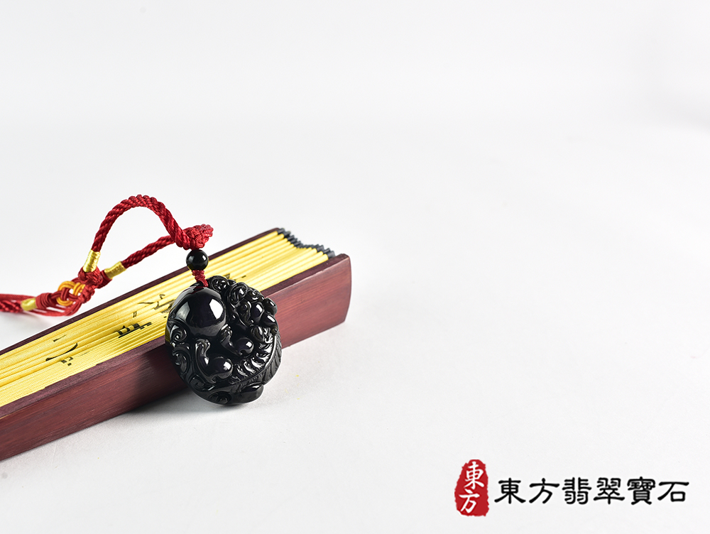 黑曜石貔貅項鍊玉珮(招財貔貅:貔貅牌黑曜石貔貅玉珮、黑曜石貔貅玉墜)。黑曜石貔貅,PF846。客製化訂做各種黑曜石貔貅吊墜玉珮項鍊。★東方翡翠寶石保證卡 4.jpg