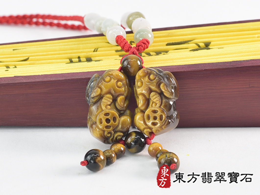 虎眼石貔貅項鍊玉珮(招財貔貅帶錢幣:貔貅牌虎眼石貔貅玉珮、黃虎眼石貔貅玉墜)。天然虎眼石黃虎眼石貔貅,PF851。客製化訂做各種虎眼石黃虎眼石貔貅吊墜玉珮項鍊。★東方翡翠寶石保證卡 0.jpg