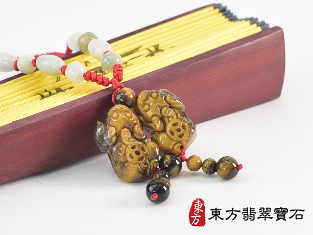 虎眼石貔貅項鍊玉珮(招財貔貅帶錢幣:貔貅牌虎眼石貔貅玉珮、黃虎眼石貔貅玉墜)。天然虎眼石黃虎眼石貔貅,PF851。客製化訂做各種虎眼石黃虎眼石貔貅吊墜玉珮項鍊。★東方翡翠寶石保證卡 1.jpg