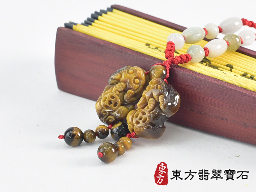 虎眼石貔貅項鍊玉珮(招財貔貅帶錢幣:貔貅牌虎眼石貔貅玉珮、黃虎眼石貔貅玉墜)。天然虎眼石黃虎眼石貔貅,PF851。客製化訂做各種虎眼石黃虎眼石貔貅吊墜玉珮項鍊。★東方翡翠寶石保證卡 2.jpg