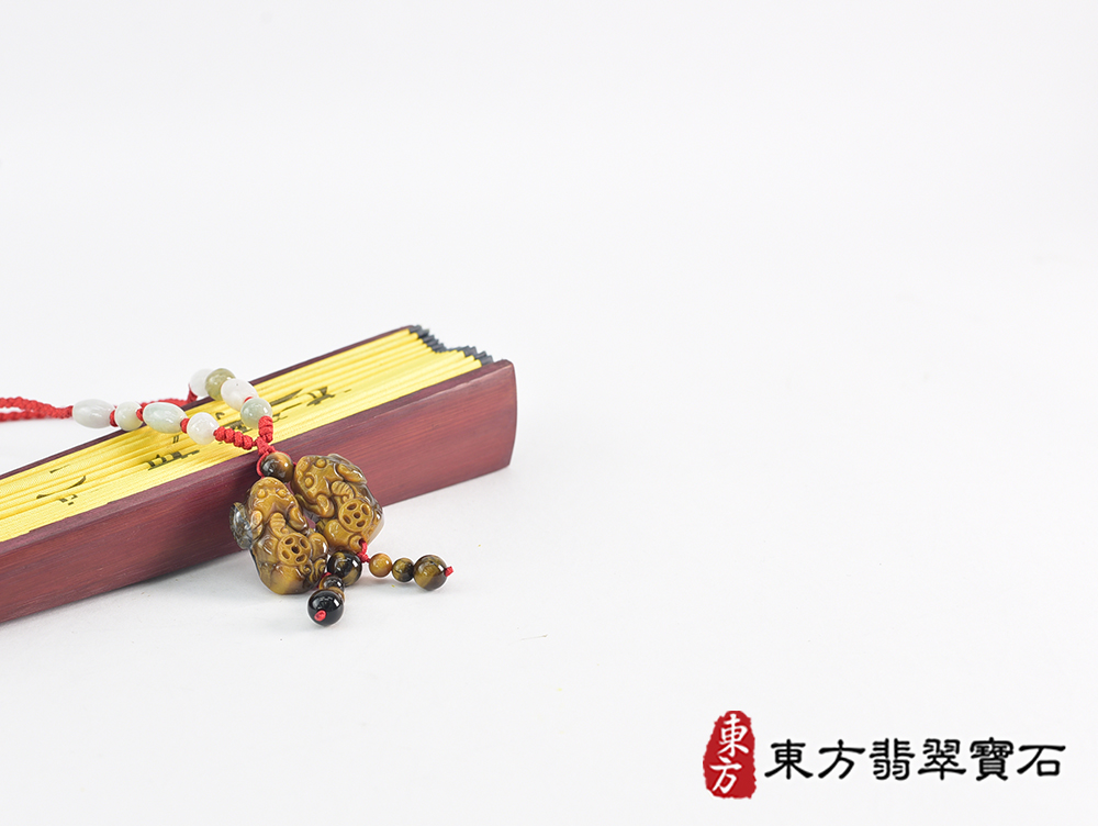 虎眼石貔貅項鍊玉珮(招財貔貅帶錢幣:貔貅牌虎眼石貔貅玉珮、黃虎眼石貔貅玉墜)。天然虎眼石黃虎眼石貔貅,PF851。客製化訂做各種虎眼石黃虎眼石貔貅吊墜玉珮項鍊。★東方翡翠寶石保證卡 5.jpg