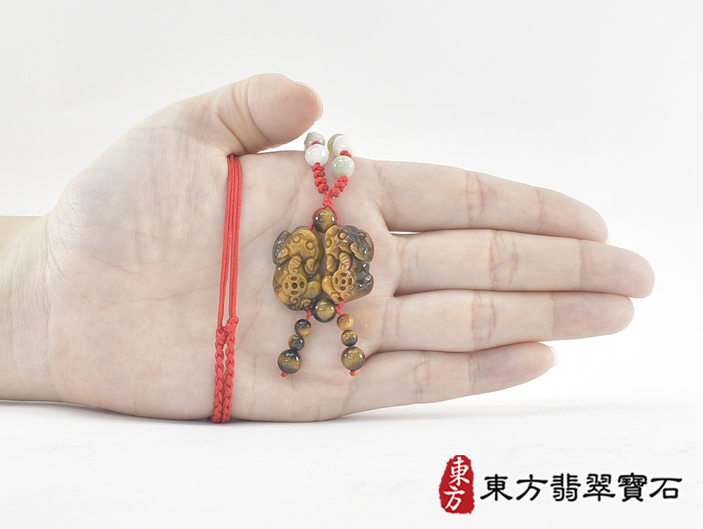 虎眼石貔貅項鍊玉珮(招財貔貅帶錢幣:貔貅牌虎眼石貔貅玉珮、黃虎眼石貔貅玉墜)。天然虎眼石黃虎眼石貔貅,PF851。客製化訂做各種虎眼石黃虎眼石貔貅吊墜玉珮項鍊。★東方翡翠寶石保證卡 6.jpg