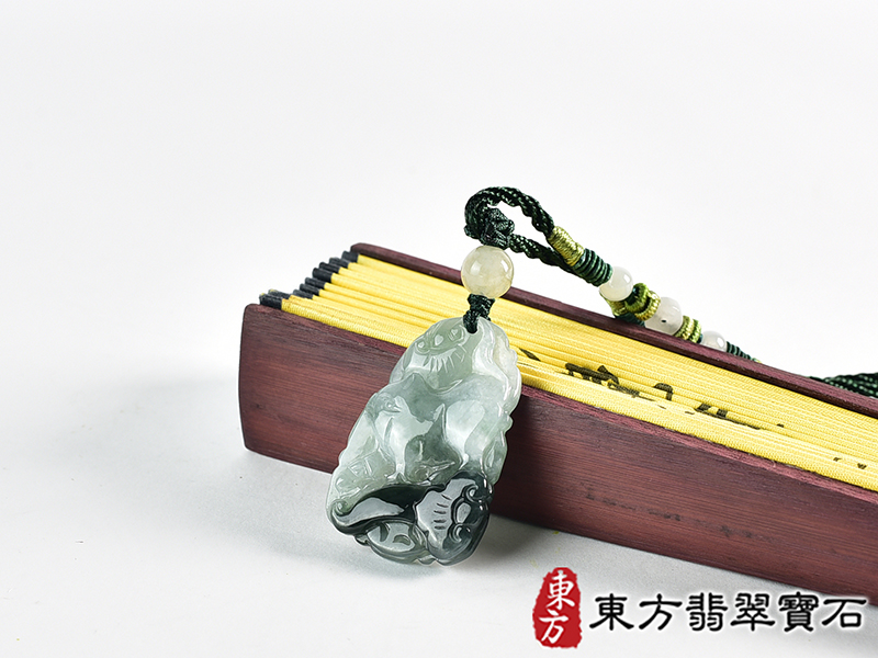 翡翠豬項鍊玉珮(豬事如意:豬牌A貨翡翠豬玉珮、緬甸玉豬玉墜、豬十二生肖項鍊)。淡綠色豬,PG247。客製化訂做各種翡翠豬吊墜玉珮項鍊。★附A貨翡翠雙證書 2.jpg