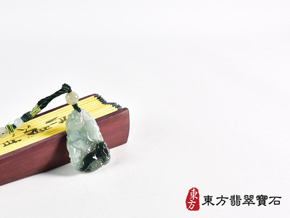 翡翠豬項鍊玉珮(豬事如意:豬牌A貨翡翠豬玉珮、緬甸玉豬玉墜、豬十二生肖項鍊)。淡綠色豬,PG247。客製化訂做各種翡翠豬吊墜玉珮項鍊。★附A貨翡翠雙證書 4.jpg