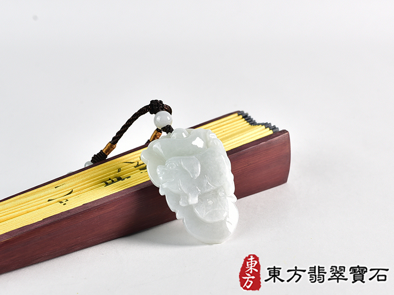 翡翠豬項鍊玉珮(豬事如意:豬牌A貨翡翠豬玉珮、緬甸玉豬玉墜、豬十二生肖項鍊)。淡綠色豬,PG251。客製化訂做各種翡翠豬吊墜玉珮項鍊。★附A貨翡翠雙證書 1.jpg