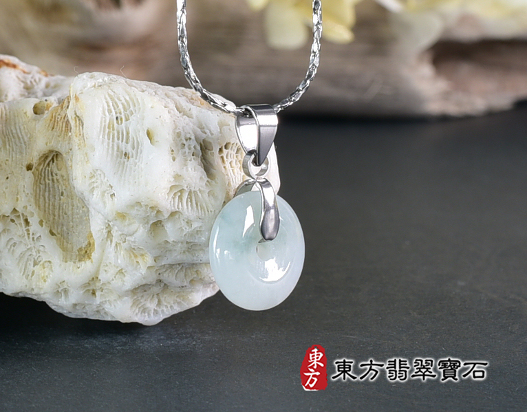 翡翠平安扣項鍊玉珮(平安富貴:平安扣牌A貨翡翠平安扣玉珮、緬甸玉平安扣玉墜)。淡綠色豆種平安扣,PN582。客製化訂做各種翡翠平安扣吊墜玉珮項鍊。★附A貨翡翠雙證書 1.jpg