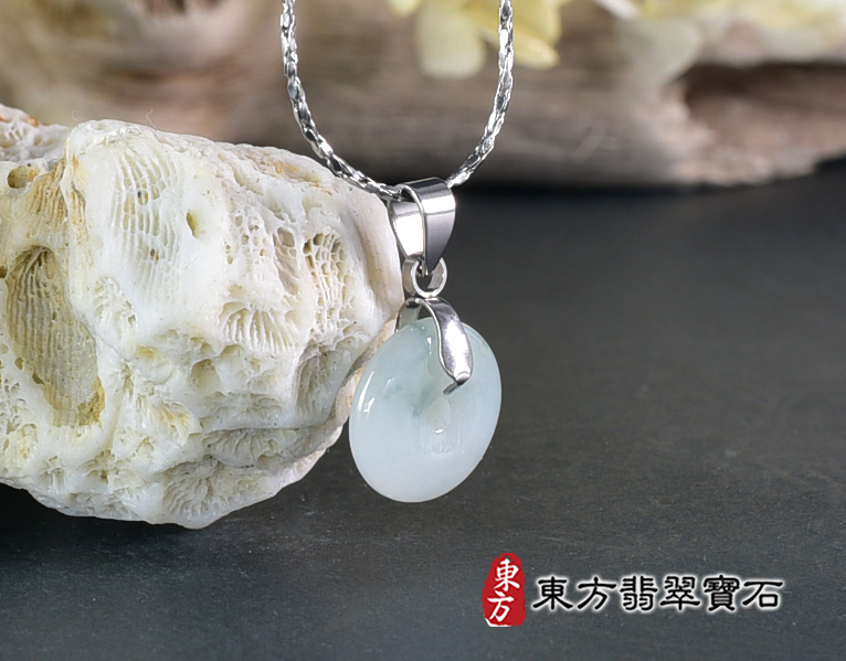 翡翠平安扣項鍊玉珮(平安富貴:平安扣牌A貨翡翠平安扣玉珮、緬甸玉平安扣玉墜)。淡綠色豆種平安扣,PN582。客製化訂做各種翡翠平安扣吊墜玉珮項鍊。★附A貨翡翠雙證書 2.jpg