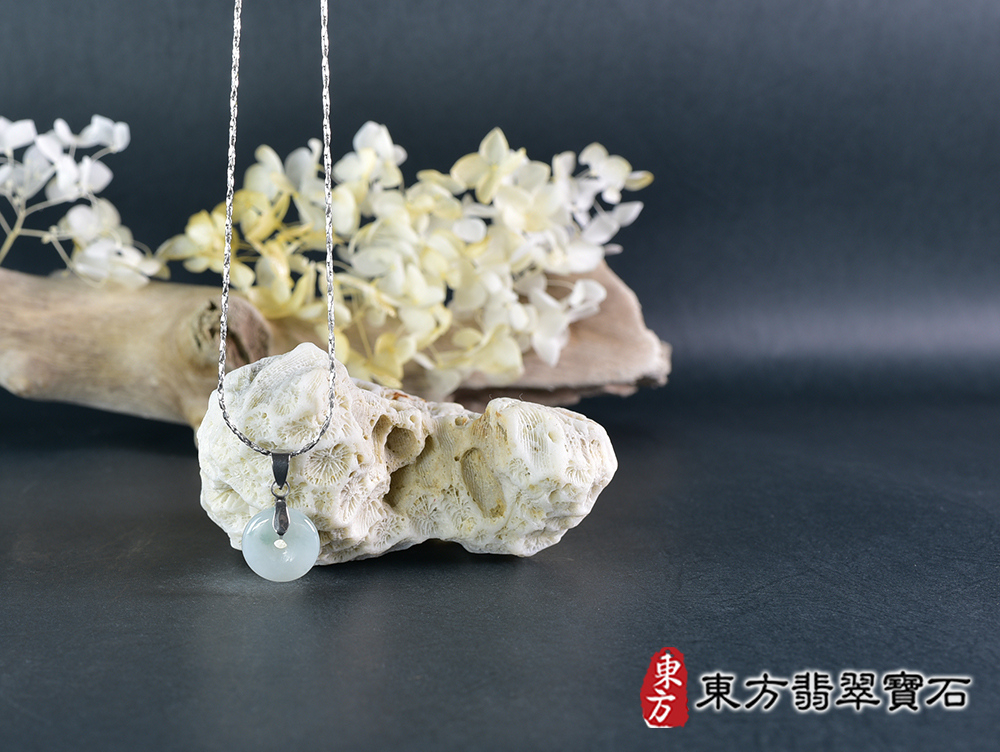 翡翠平安扣項鍊玉珮(平安富貴:平安扣牌A貨翡翠平安扣玉珮、緬甸玉平安扣玉墜)。淡綠色豆種平安扣,PN582。客製化訂做各種翡翠平安扣吊墜玉珮項鍊。★附A貨翡翠雙證書 6.jpg