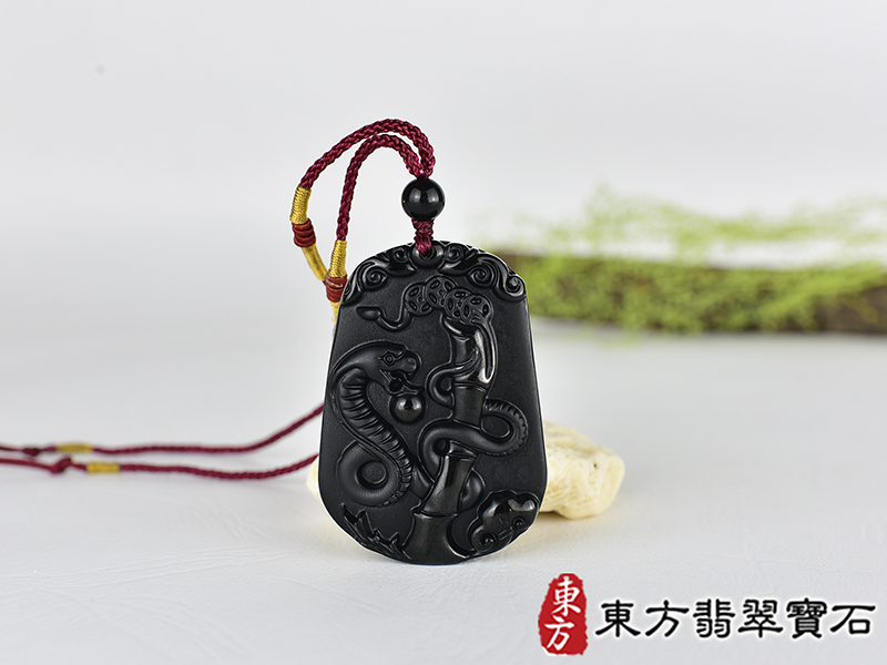 黑曜石蛇項鍊玉珮(靈蛇舞動、招財靈蛇帶蝙蝠:蛇牌黑曜石蛇玉珮、黑曜石蛇玉墜、蛇十二生肖項鍊)。黑曜石蛇,SN054。客製化訂做各種黑曜石蛇吊墜玉珮項鍊。★附東方翡翠寶石保證卡 0.jpg
