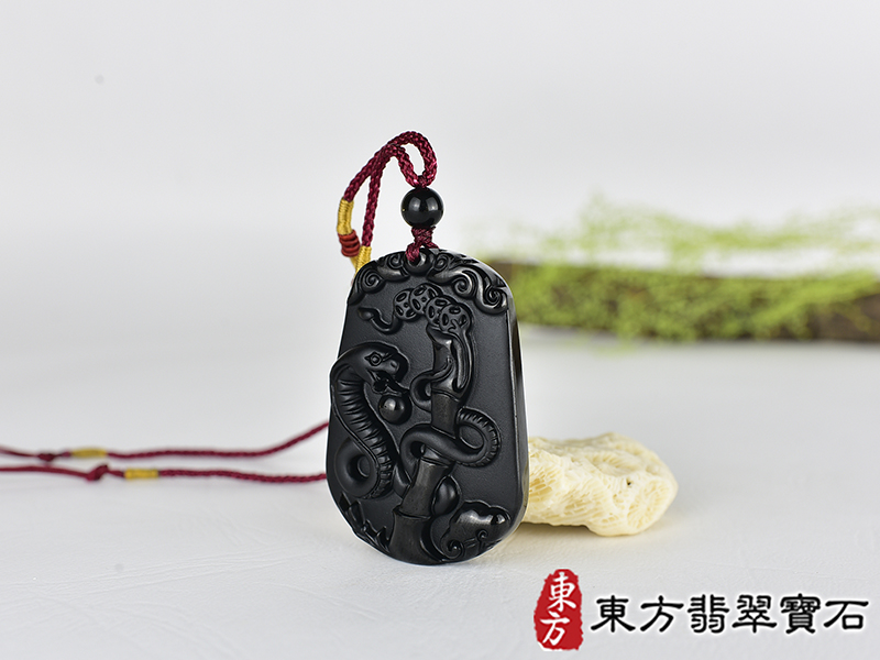 黑曜石蛇項鍊玉珮(靈蛇舞動、招財靈蛇帶蝙蝠:蛇牌黑曜石蛇玉珮、黑曜石蛇玉墜、蛇十二生肖項鍊)。黑曜石蛇,SN054。客製化訂做各種黑曜石蛇吊墜玉珮項鍊。★附東方翡翠寶石保證卡 1.jpg