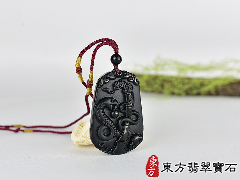 黑曜石蛇項鍊玉珮(靈蛇舞動、招財靈蛇帶蝙蝠:蛇牌黑曜石蛇玉珮、黑曜石蛇玉墜、蛇十二生肖項鍊)。黑曜石蛇,SN054。客製化訂做各種黑曜石蛇吊墜玉珮項鍊。★附東方翡翠寶石保證卡 2.jpg