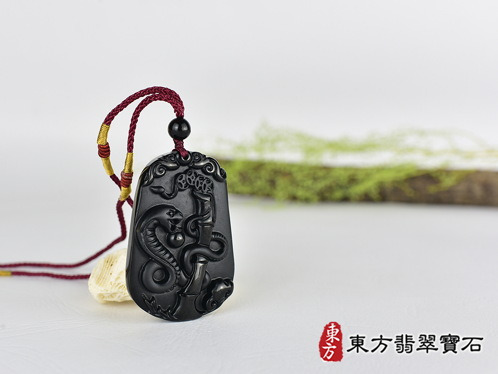 黑曜石蛇項鍊玉珮(靈蛇舞動、招財靈蛇帶蝙蝠:蛇牌黑曜石蛇玉珮、黑曜石蛇玉墜、蛇十二生肖項鍊)。黑曜石蛇,SN054。客製化訂做各種黑曜石蛇吊墜玉珮項鍊。★附東方翡翠寶石保證卡 4.jpg