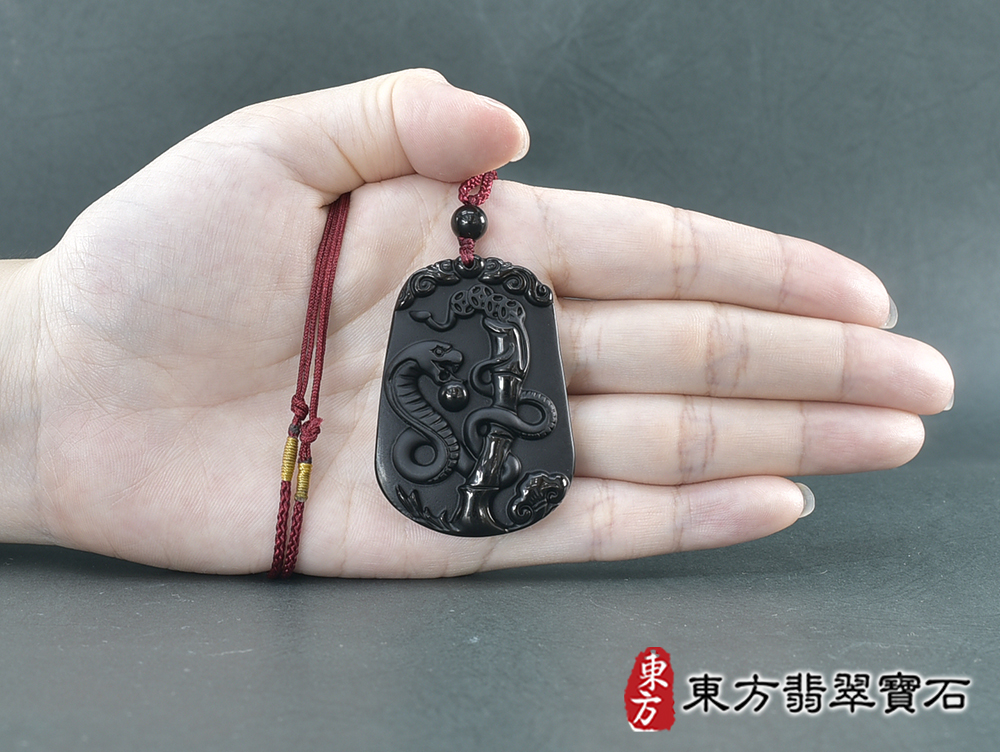 黑曜石蛇項鍊玉珮(靈蛇舞動、招財靈蛇帶蝙蝠:蛇牌黑曜石蛇玉珮、黑曜石蛇玉墜、蛇十二生肖項鍊)。黑曜石蛇,SN054。客製化訂做各種黑曜石蛇吊墜玉珮項鍊。★附東方翡翠寶石保證卡 5.jpg