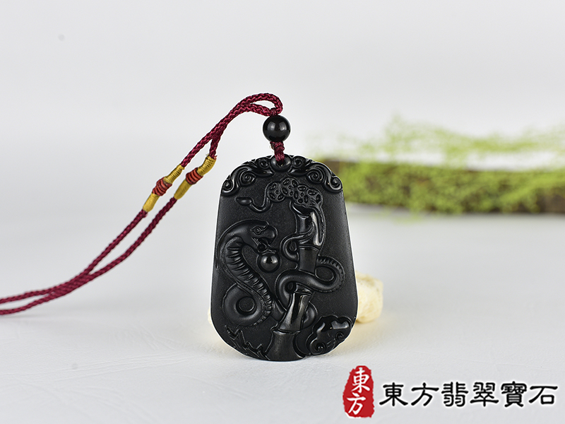 黑曜石蛇項鍊玉珮(靈蛇舞動、招財靈蛇帶蝙蝠:蛇牌黑曜石蛇玉珮、黑曜石蛇玉墜、蛇十二生肖項鍊)。黑曜石蛇,SN055。客製化訂做各種黑曜石蛇吊墜玉珮項鍊。★附東方翡翠寶石保證卡 0.jpg
