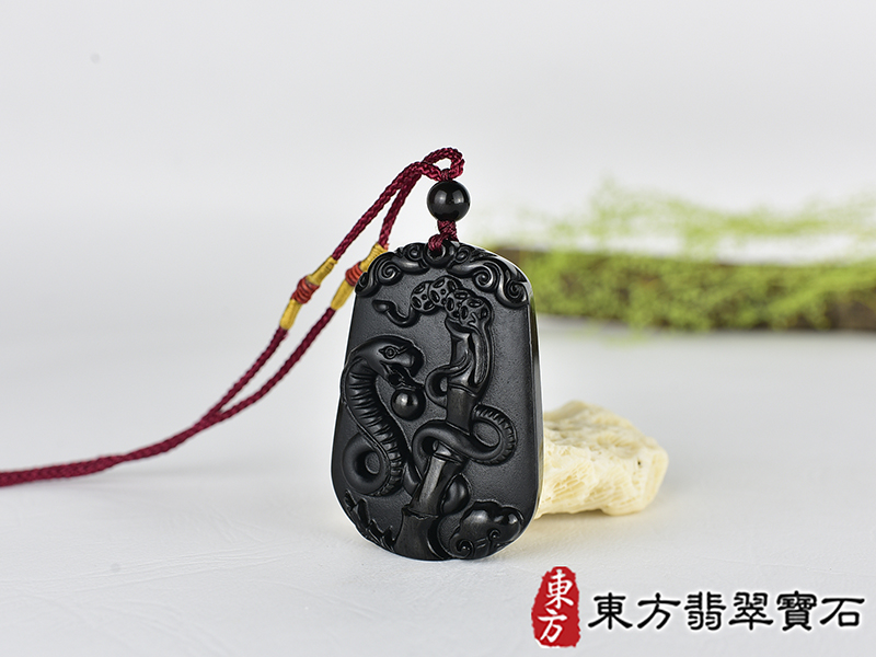 黑曜石蛇項鍊玉珮(靈蛇舞動、招財靈蛇帶蝙蝠:蛇牌黑曜石蛇玉珮、黑曜石蛇玉墜、蛇十二生肖項鍊)。黑曜石蛇,SN055。客製化訂做各種黑曜石蛇吊墜玉珮項鍊。★附東方翡翠寶石保證卡 1.jpg