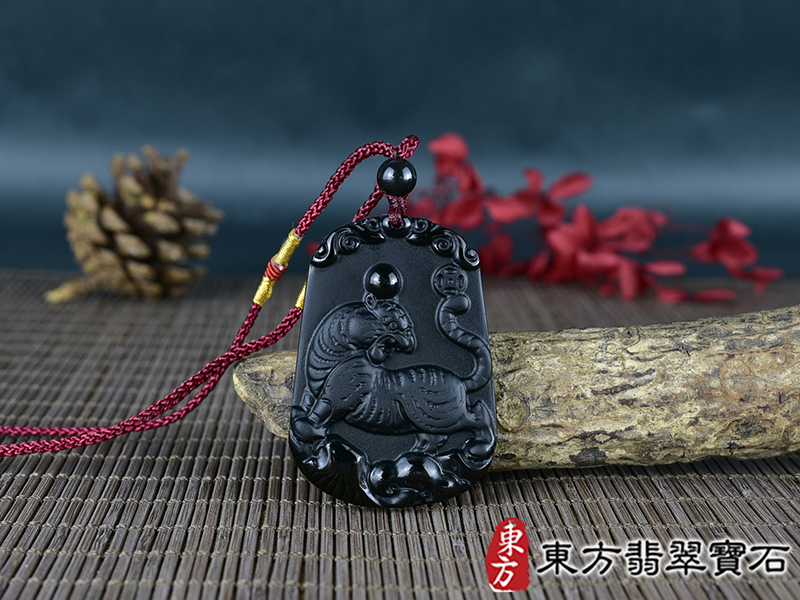 黑曜石虎項鍊玉珮(虎虎生風:虎牌黑曜石虎玉珮、黑曜石虎玉墜、虎十二生肖項鍊)。黑曜石虎,TR157。客製化訂做各種黑曜石虎吊墜玉珮項鍊。★東方翡翠寶石保證卡 0.jpg