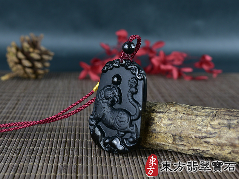 黑曜石虎項鍊玉珮(虎虎生風:虎牌黑曜石虎玉珮、黑曜石虎玉墜、虎十二生肖項鍊)。黑曜石虎,TR157。客製化訂做各種黑曜石虎吊墜玉珮項鍊。★東方翡翠寶石保證卡 1.jpg