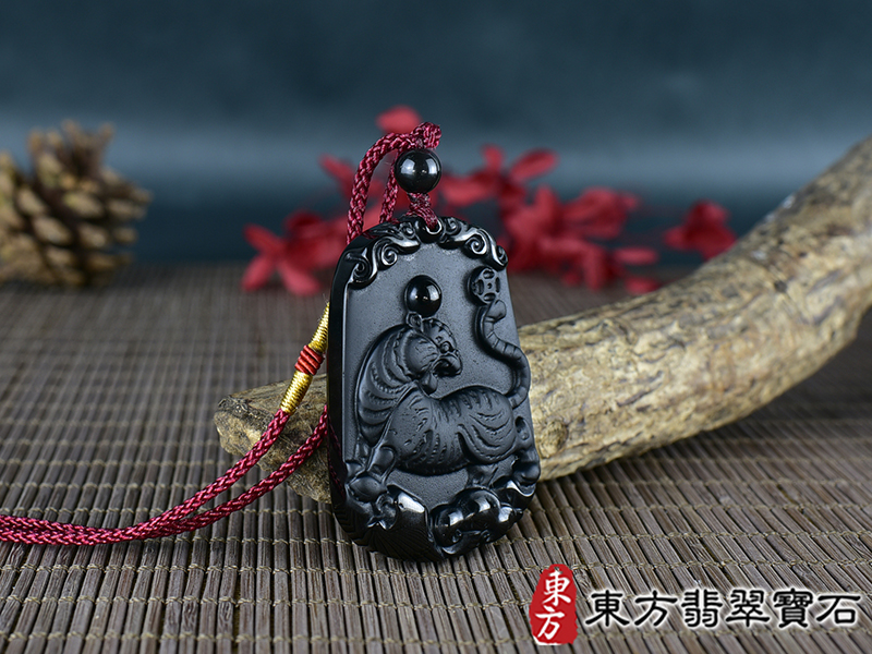 黑曜石虎項鍊玉珮(虎虎生風:虎牌黑曜石虎玉珮、黑曜石虎玉墜、虎十二生肖項鍊)。黑曜石虎,TR157。客製化訂做各種黑曜石虎吊墜玉珮項鍊。★東方翡翠寶石保證卡 2.jpg