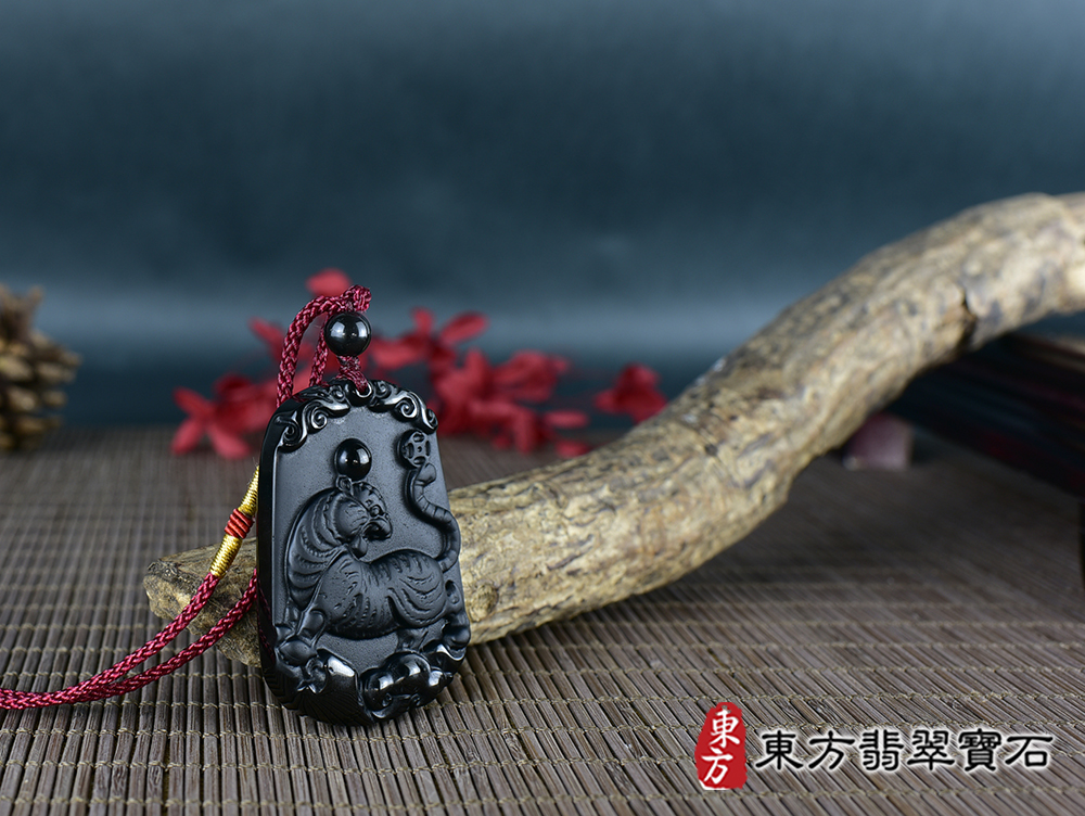 黑曜石虎項鍊玉珮(虎虎生風:虎牌黑曜石虎玉珮、黑曜石虎玉墜、虎十二生肖項鍊)。黑曜石虎,TR157。客製化訂做各種黑曜石虎吊墜玉珮項鍊。★東方翡翠寶石保證卡 4.jpg