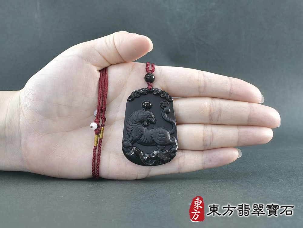 黑曜石虎項鍊玉珮(虎虎生風:虎牌黑曜石虎玉珮、黑曜石虎玉墜、虎十二生肖項鍊)。黑曜石虎,TR157。客製化訂做各種黑曜石虎吊墜玉珮項鍊。★東方翡翠寶石保證卡 5.jpg