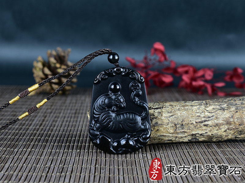 黑曜石虎項鍊玉珮(虎虎生風:虎牌黑曜石虎玉珮、黑曜石虎玉墜、虎十二生肖項鍊)。黑曜石虎,TR158。客製化訂做各種黑曜石虎吊墜玉珮項鍊。★東方翡翠寶石保證卡 0.jpg