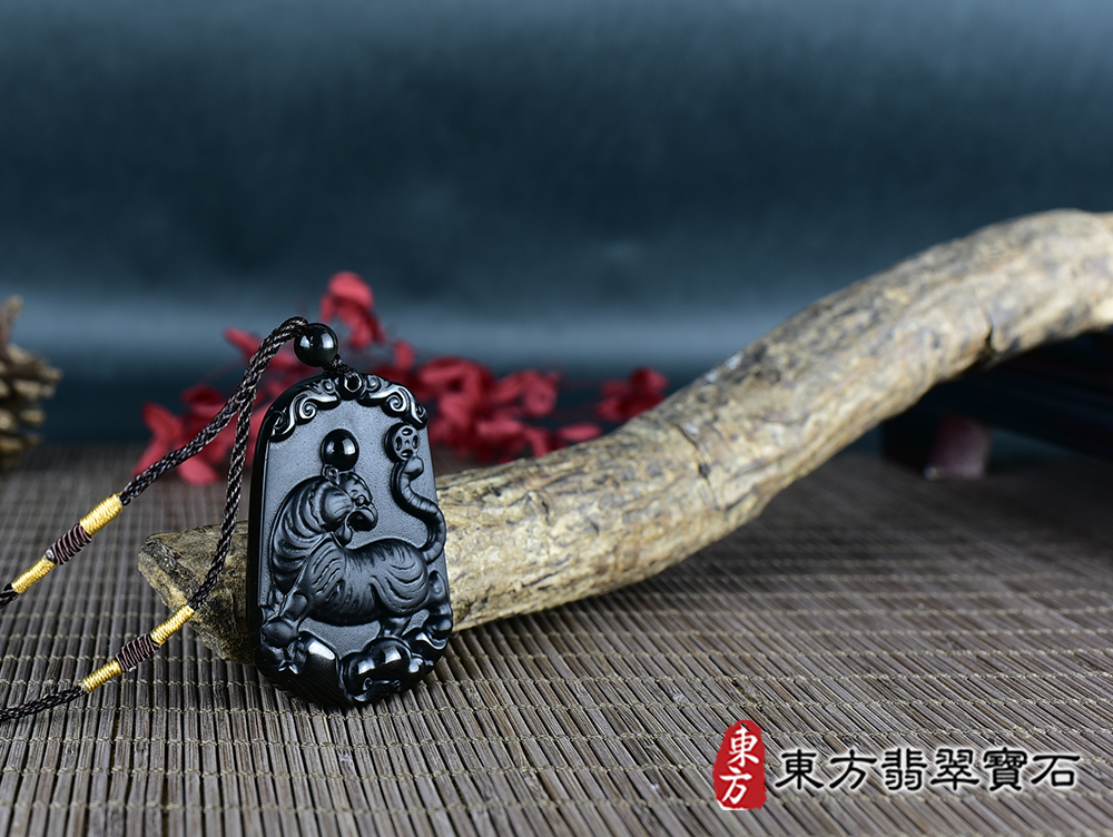 黑曜石虎項鍊玉珮(虎虎生風:虎牌黑曜石虎玉珮、黑曜石虎玉墜、虎十二生肖項鍊)。黑曜石虎,TR158。客製化訂做各種黑曜石虎吊墜玉珮項鍊。★東方翡翠寶石保證卡 4.jpg