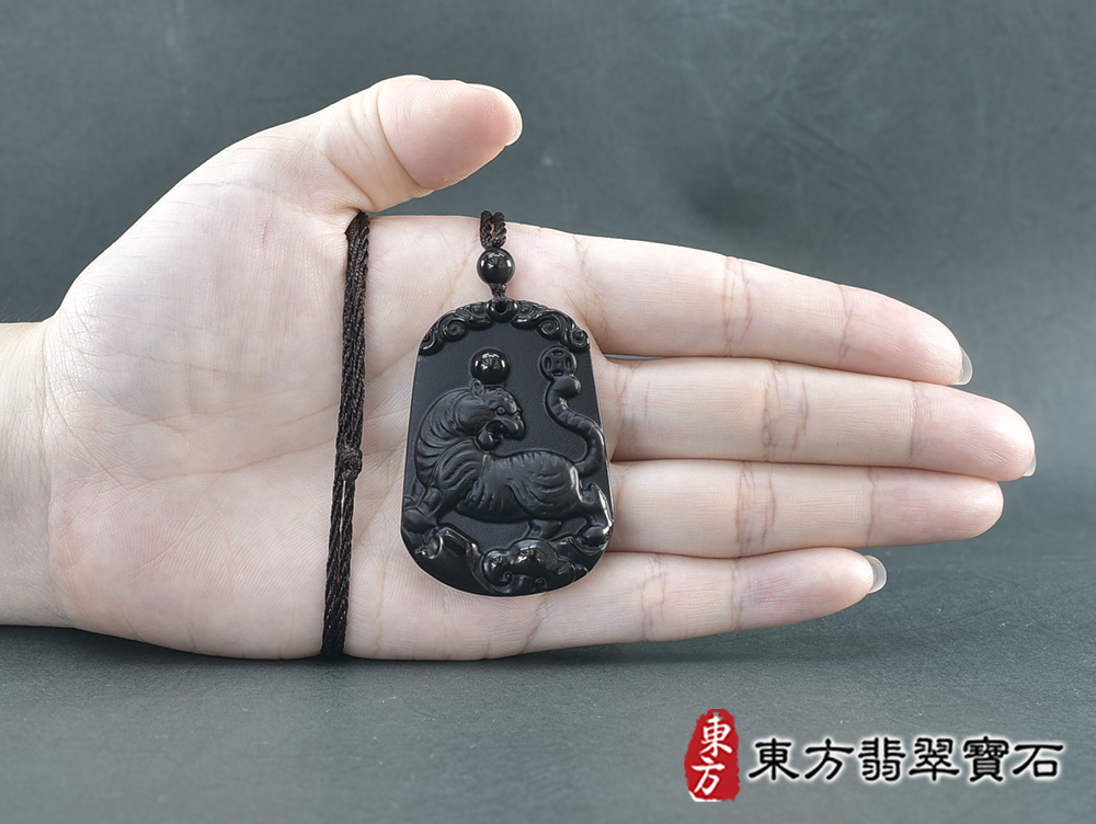 黑曜石虎項鍊玉珮(虎虎生風:虎牌黑曜石虎玉珮、黑曜石虎玉墜、虎十二生肖項鍊)。黑曜石虎,TR158。客製化訂做各種黑曜石虎吊墜玉珮項鍊。★東方翡翠寶石保證卡 5.jpg