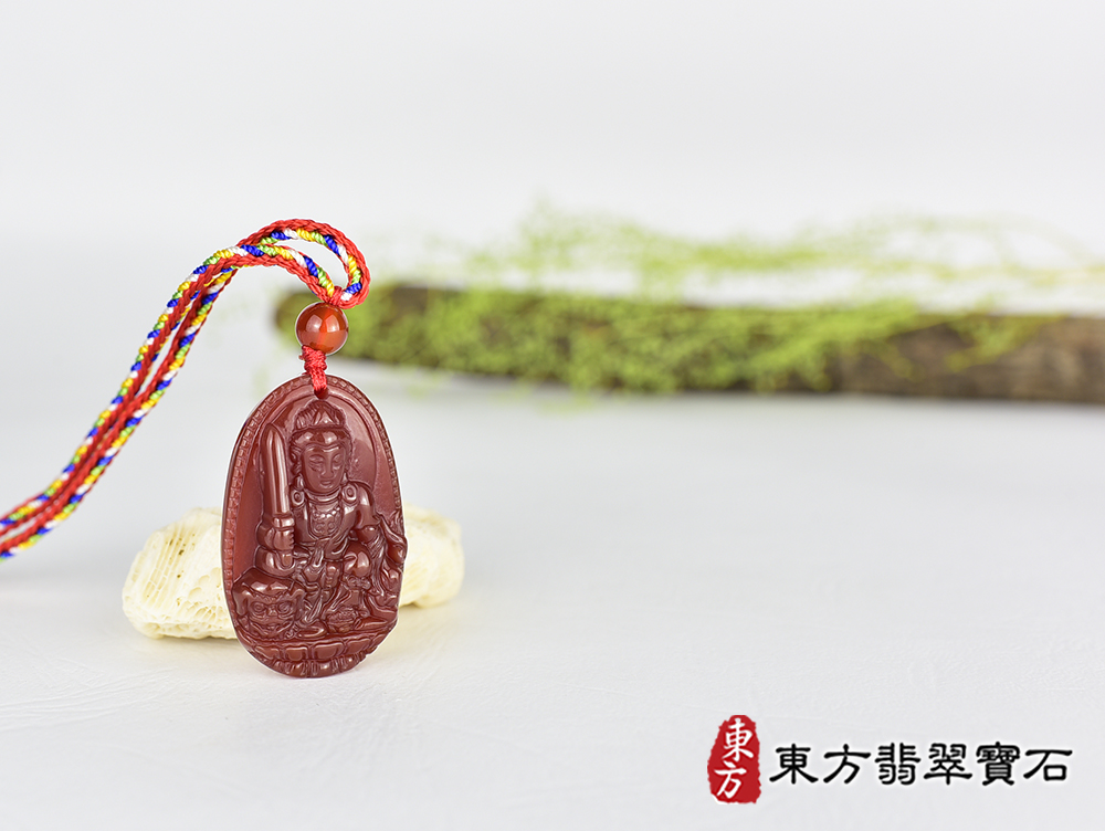 紅瑪瑙文殊菩薩項鍊玉珮(文殊菩薩:文殊菩薩牌紅瑪瑙文殊菩薩玉珮、紅瑪瑙文殊菩薩玉墜)。紅瑪瑙文殊菩薩,WS220。客製化訂做各種紅瑪瑙文殊菩薩吊墜玉珮項鍊。★附東方翡翠寶石保證卡 4.jpg