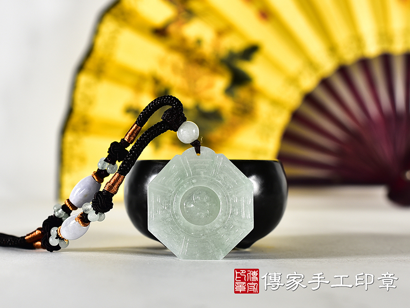 翡翠八卦項鍊玉珮(精工八卦太極,先天八卦:八卦牌A貨翡翠八卦玉珮、緬甸玉八卦玉墜)。八卦,ED633。訂做各種翡翠八卦吊墜玉珮項鍊。★附A貨翡翠雙證書 3.jpg