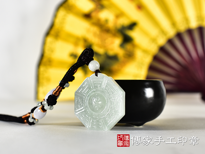 翡翠八卦項鍊玉珮(精工八卦太極,先天八卦:八卦牌A貨翡翠八卦玉珮、緬甸玉八卦玉墜)。八卦,ED633。訂做各種翡翠八卦吊墜玉珮項鍊。★附A貨翡翠雙證書 4.jpg