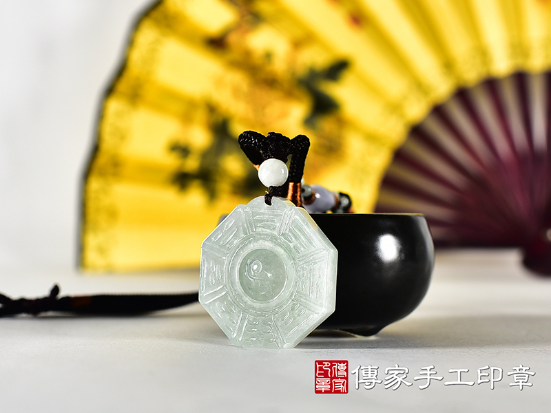 翡翠八卦項鍊玉珮(精工八卦太極,先天八卦:八卦牌A貨翡翠八卦玉珮、緬甸玉八卦玉墜)。八卦,ED633。訂做各種翡翠八卦吊墜玉珮項鍊。★附A貨翡翠雙證書 5.jpg