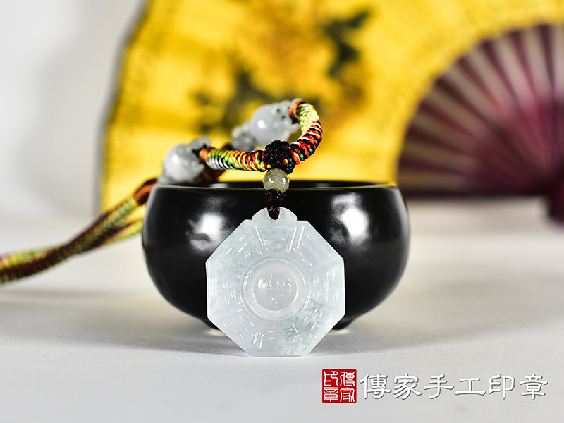 翡翠八卦項鍊玉珮(精工八卦太極,先天八卦:八卦牌A貨翡翠八卦玉珮、緬甸玉八卦玉墜)。八卦,ED636。訂做各種翡翠八卦吊墜玉珮項鍊。★附A貨翡翠雙證書 3.jpg