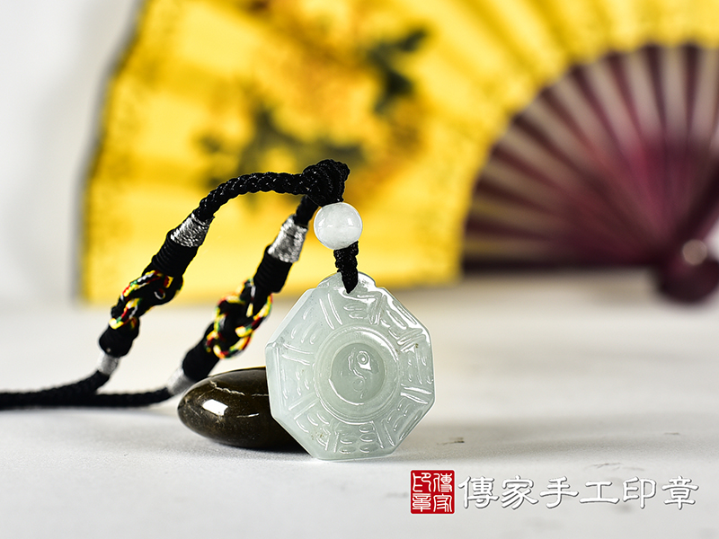 翡翠八卦項鍊玉珮(精工八卦太極,先天八卦:八卦牌A貨翡翠八卦玉珮、緬甸玉八卦玉墜)。八卦,ED645。訂做各種翡翠八卦吊墜玉珮項鍊。★附A貨翡翠雙證書 3.jpg