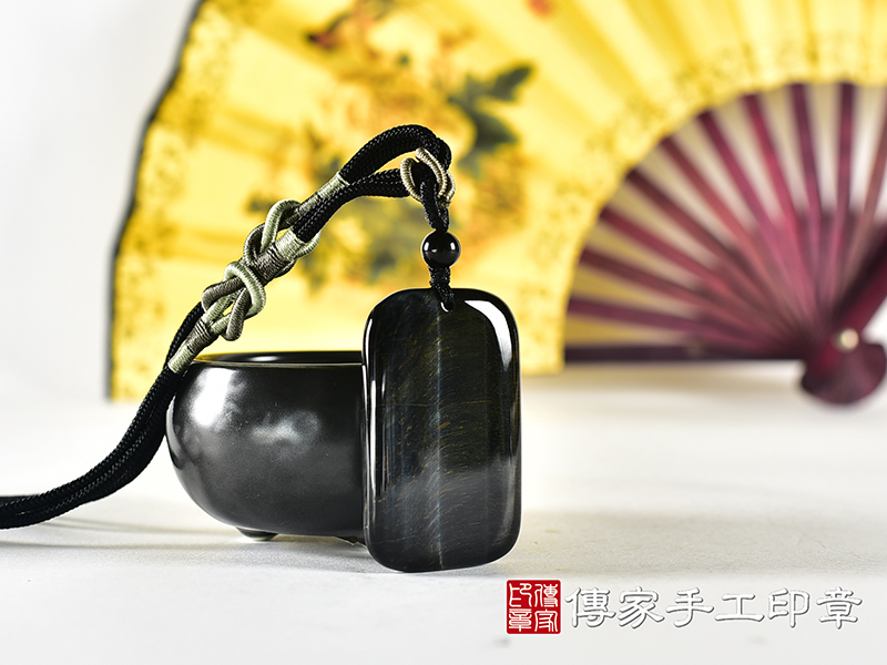 黑曜石平安無事牌項鍊玉珮(平安無事牌黑曜石福牌玉珮、黑曜石平安無事牌玉墜)。全黑黑曜石平安無事牌,FP070。客製化訂做各種黑曜石平安無事牌吊墜玉珮項鍊。★附東方翡翠寶石保證卡 1.jpg