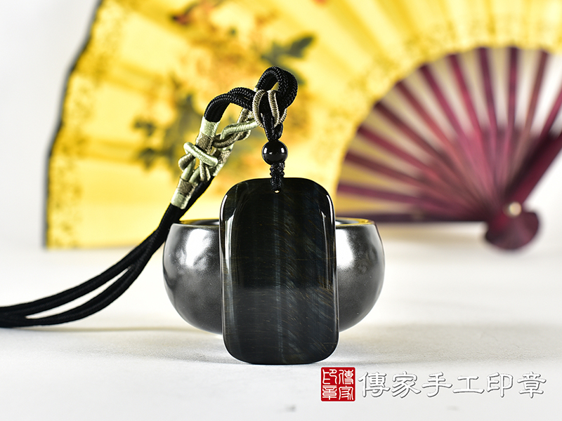 黑曜石平安無事牌項鍊玉珮(平安無事牌黑曜石福牌玉珮、黑曜石平安無事牌玉墜)。全黑黑曜石平安無事牌,FP070。客製化訂做各種黑曜石平安無事牌吊墜玉珮項鍊。★附東方翡翠寶石保證卡 2.jpg