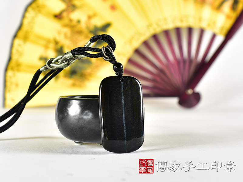 黑曜石平安無事牌項鍊玉珮(平安無事牌黑曜石福牌玉珮、黑曜石平安無事牌玉墜)。全黑黑曜石平安無事牌,FP071。客製化訂做各種黑曜石平安無事牌吊墜玉珮項鍊。★附東方翡翠寶石保證卡 1.jpg