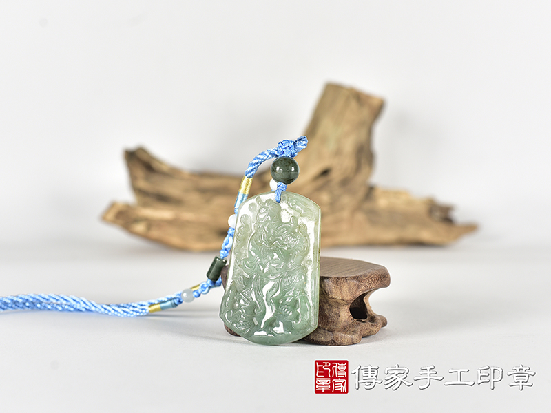 翡翠關公項鍊玉珮(關聖帝君:關公牌A貨翡翠關公玉珮、緬甸玉關公玉墜)。關公,KG784。客製化訂做各種翡翠關公吊墜玉珮項鍊。★附A貨翡翠雙證書 1.jpg