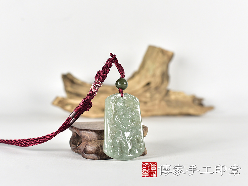 翡翠關公項鍊玉珮(關聖帝君:關公牌A貨翡翠關公玉珮、緬甸玉關公玉墜)。關公,KG786。客製化訂做各種翡翠關公吊墜玉珮項鍊。★附A貨翡翠雙證書 2.jpg