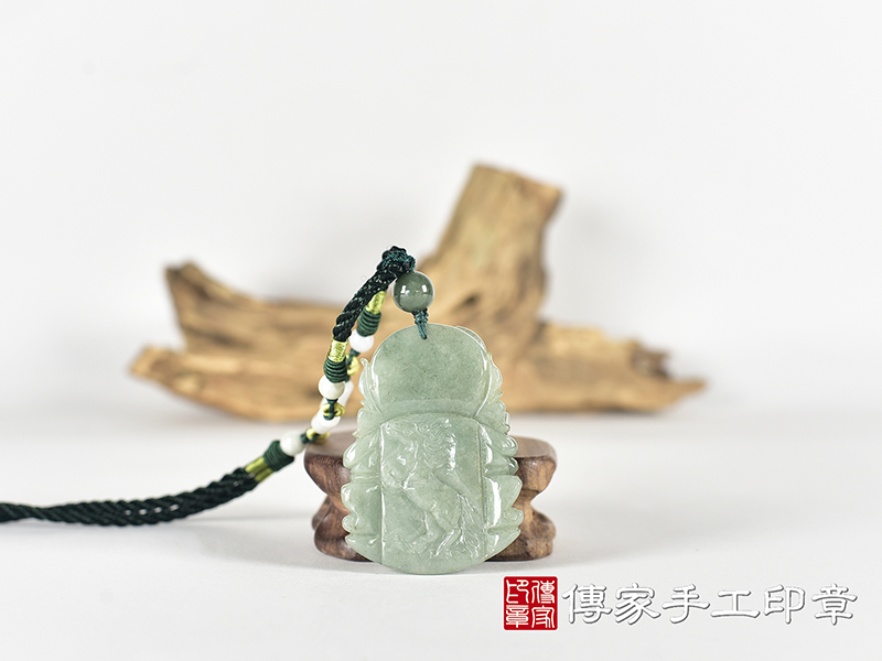 翡翠關公項鍊玉珮(關聖帝君:關公牌A貨翡翠關公玉珮、緬甸玉關公玉墜)。關公,KG788。客製化訂做各種翡翠關公吊墜玉珮項鍊。★附A貨翡翠雙證書 3.jpg